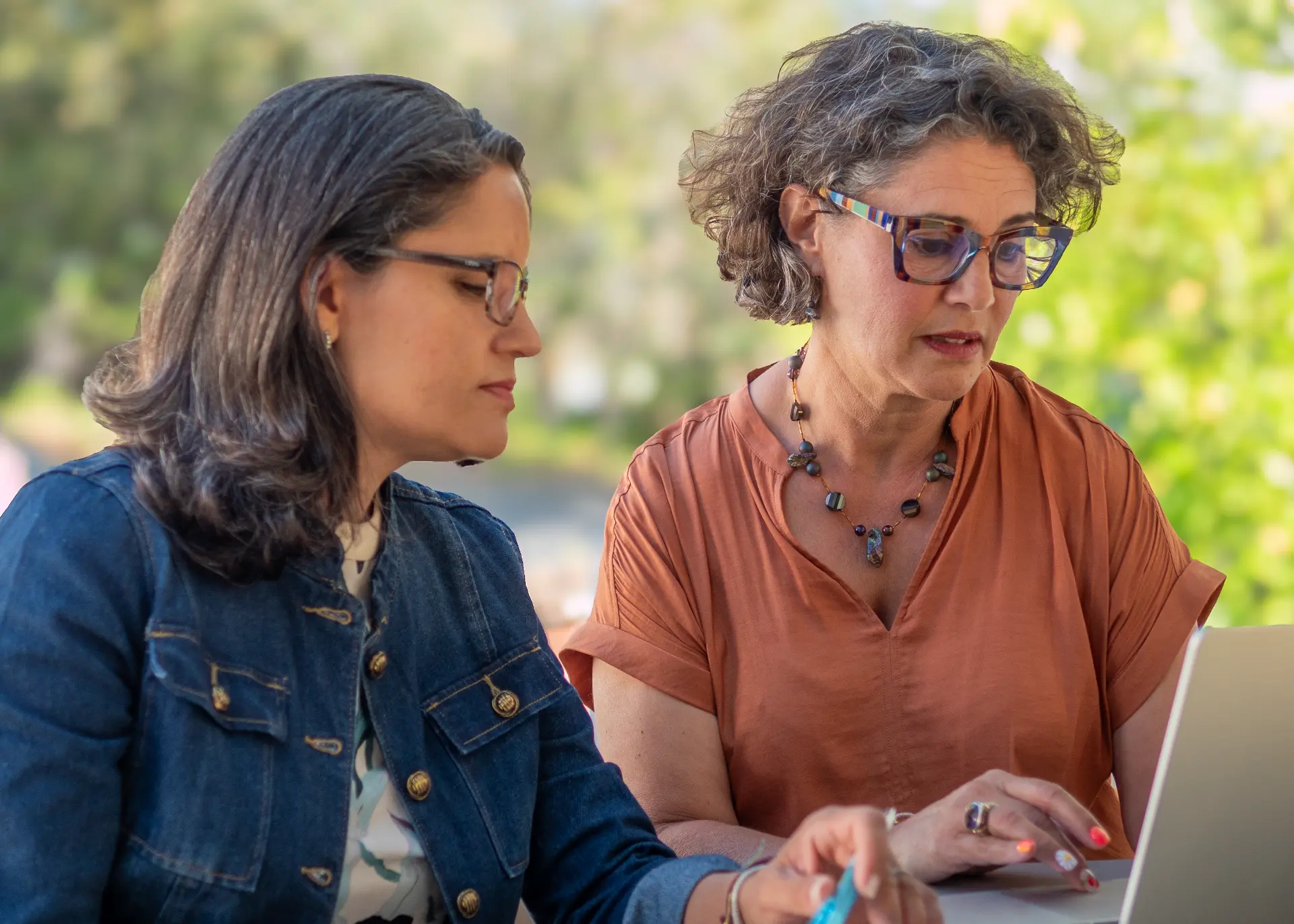 Two entrepreneurs reviewing their positioning together on a laptop
