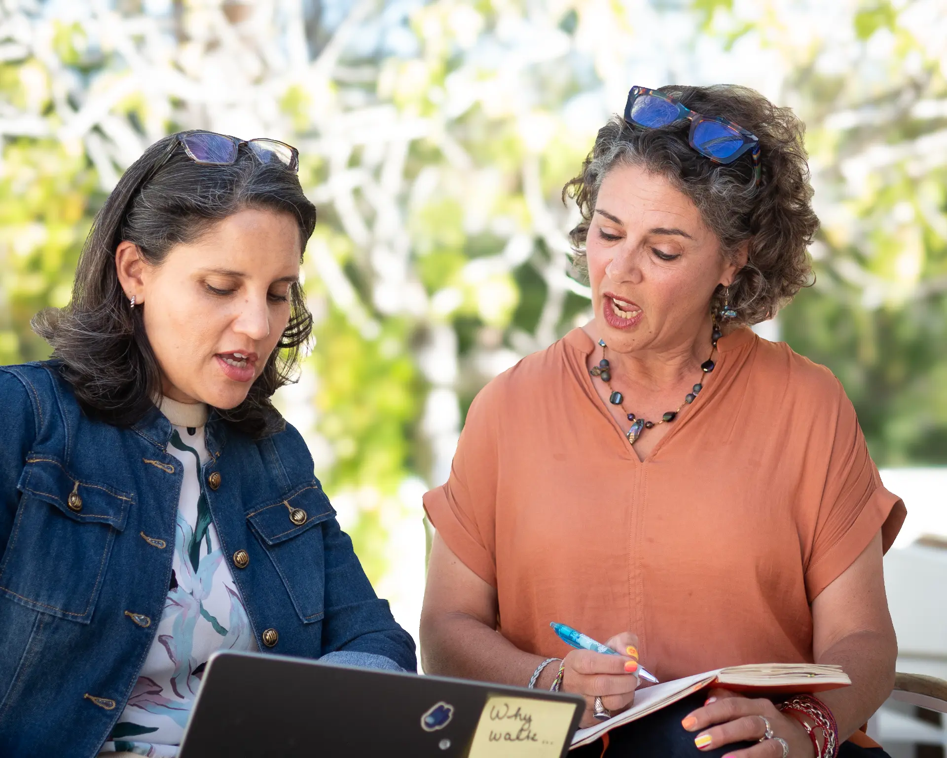 Two entrepreneurs working through their story together during a cohort session